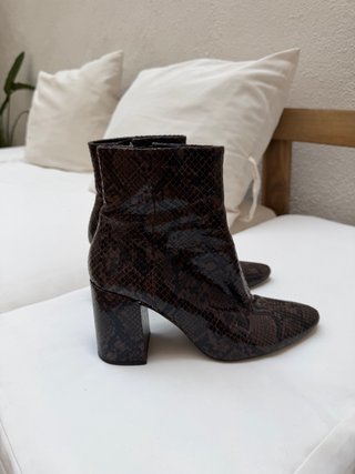 Botines Zara efecto piel serpiente T.38