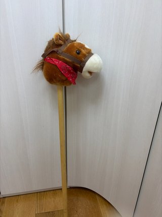 Caballo de palo con pañuelo