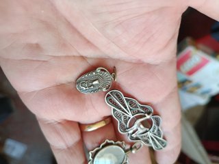 Lote 1 medallas religiosas, colgante y  broche fil