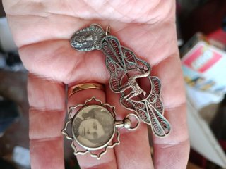 Lote 1 medallas religiosas, colgante y  broche fil