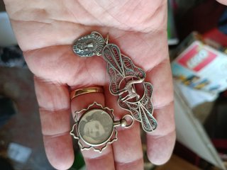Lote 1 medallas religiosas, colgante y  broche fil