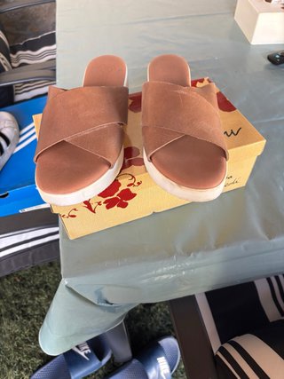 Sandalias de piel marrón y blancas
