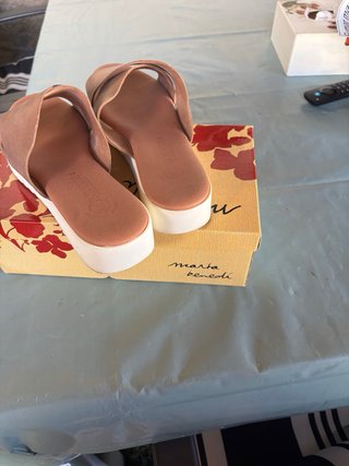 Sandalias de piel marrón y blancas