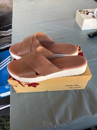 Sandalias de piel marrón y blancas