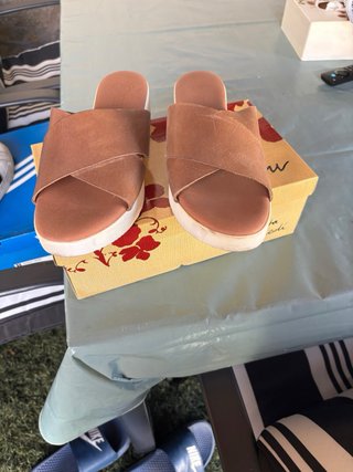 Sandalias de piel marrón y blancas