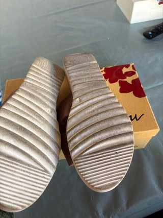 Sandalias de piel marrón y blancas