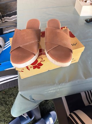 Sandalias de piel marrón y blancas