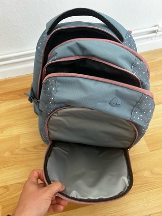 Mochila escolar gris con puntos rosas