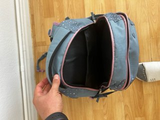 Mochila escolar gris con puntos rosas