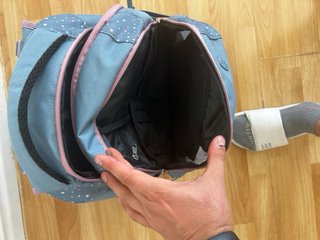 Mochila escolar gris con puntos rosas