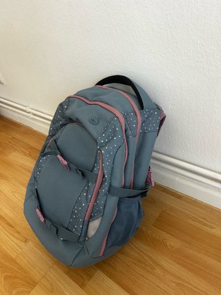 Mochila escolar gris con puntos rosas