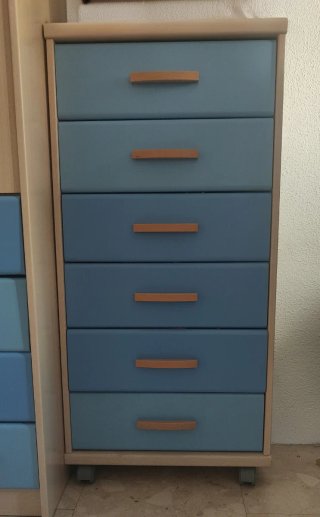 Cómoda de madera con 6 cajones y ruedas