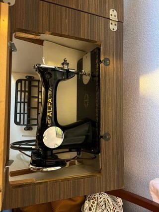 Máquina de coser ALFA antigua con mueble