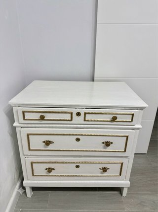 Cómoda vintage restaurada blanca y dorada