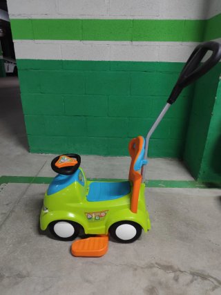 Coche correpasillos infantil verde y azul