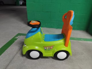 Coche correpasillos infantil verde y azul