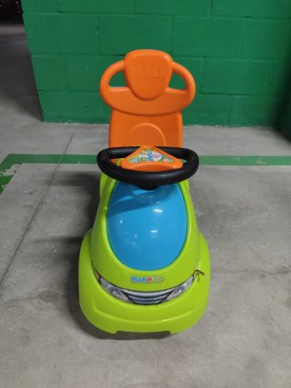 Coche correpasillos infantil verde y azul