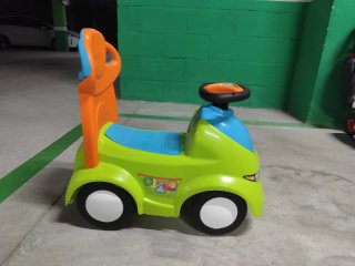 Coche correpasillos infantil verde y azul