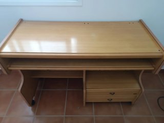 Escritorio de madera con cajones