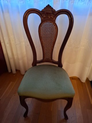 Silla antigua de madera con asiento de tela