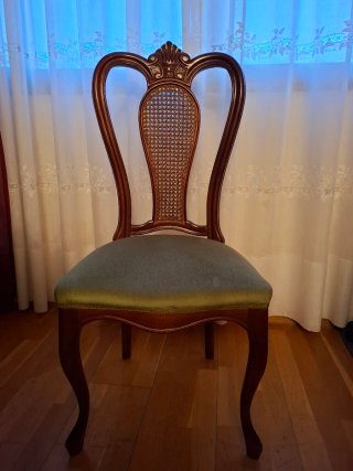 Silla antigua de madera con asiento de tela