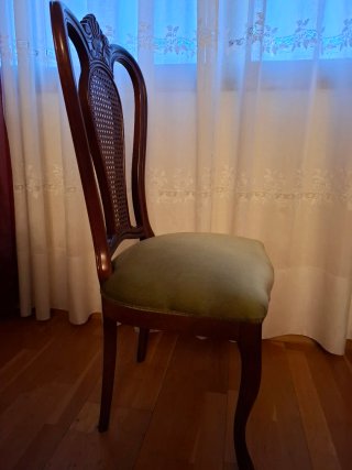 Silla antigua de madera con asiento de tela