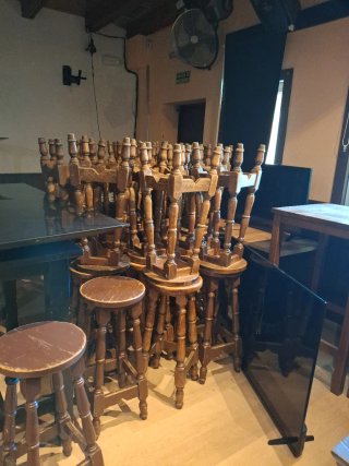 Taburetes de madera rústicos