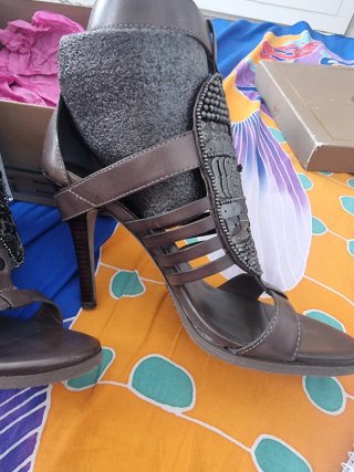 Botines tacón piel marrón tachuelas caja