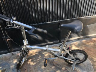 Bicicleta plegable plateada