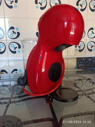 Cafetera de cápsulas roja