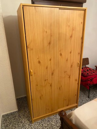 Armario con puertas correderas.