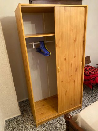 Armario con puertas correderas.