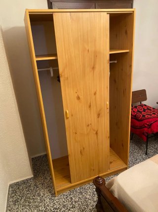 Armario con puertas correderas.