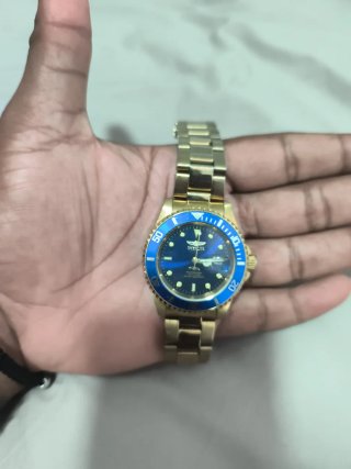 Reloj Invicta Dorado con Bisel Azul