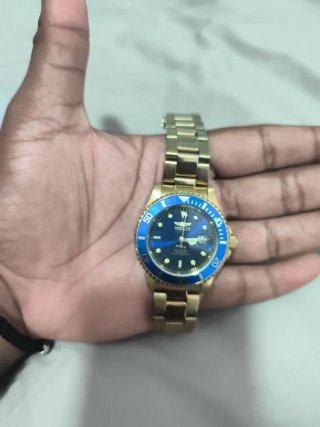 Reloj Invicta Dorado con Bisel Azul