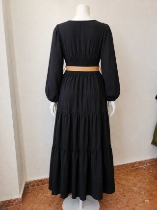 Vestido largo negro fluido con cinturón