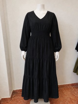 Vestido largo negro fluido con cinturón