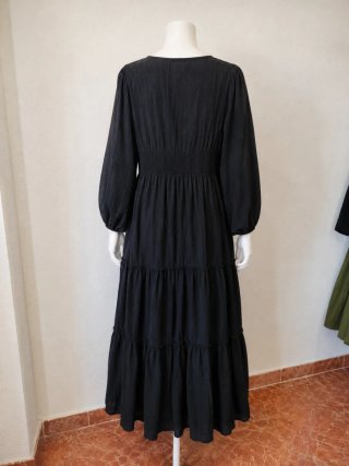 Vestido largo negro fluido con cinturón