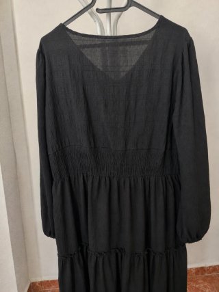 Vestido largo negro fluido con cinturón