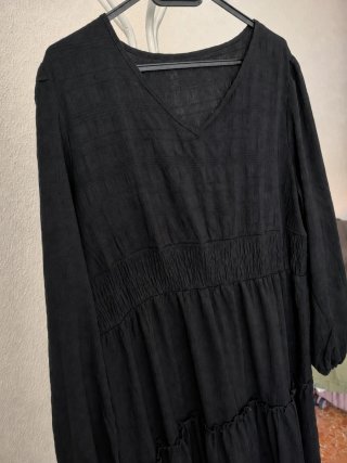 Vestido largo negro fluido con cinturón