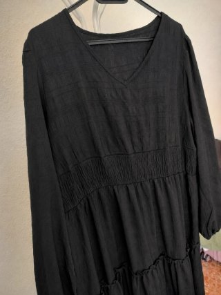 Vestido largo negro fluido con cinturón