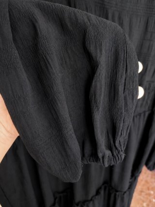 Vestido largo negro fluido con cinturón