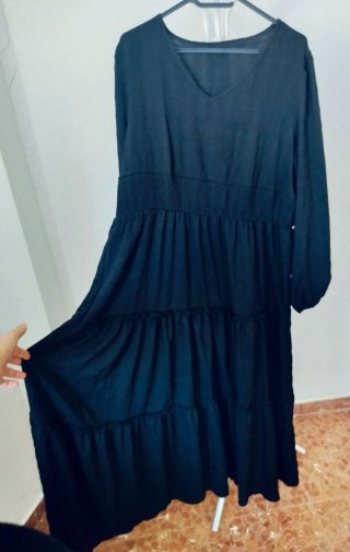 Vestido largo negro fluido con cinturón