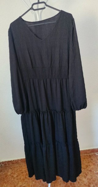 Vestido largo negro fluido con cinturón