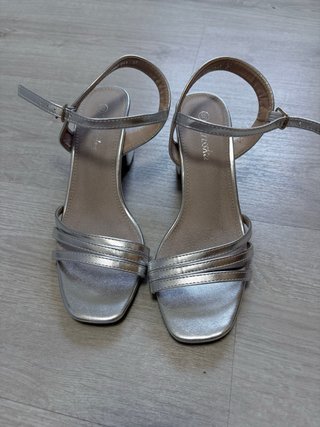 Sandalias de tacón plateadas/champán – Talla 37