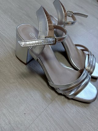 Sandalias de tacón plateadas/champán – Talla 37