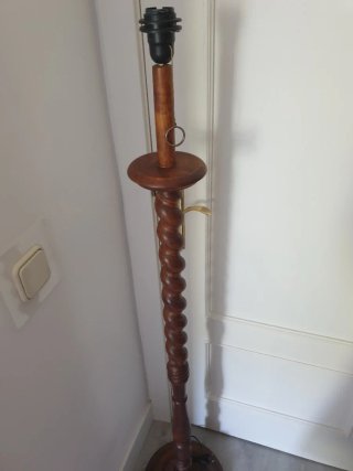 Lámpara de pie de madera