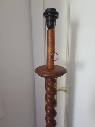 Lámpara de pie de madera