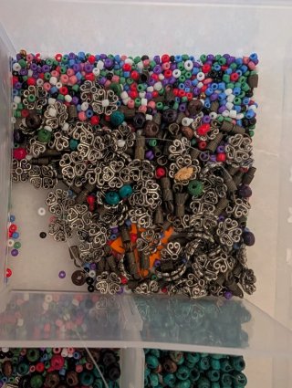 Caja de perlas y accesorios para bisutería