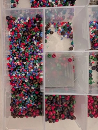 Caja de perlas y accesorios para bisutería